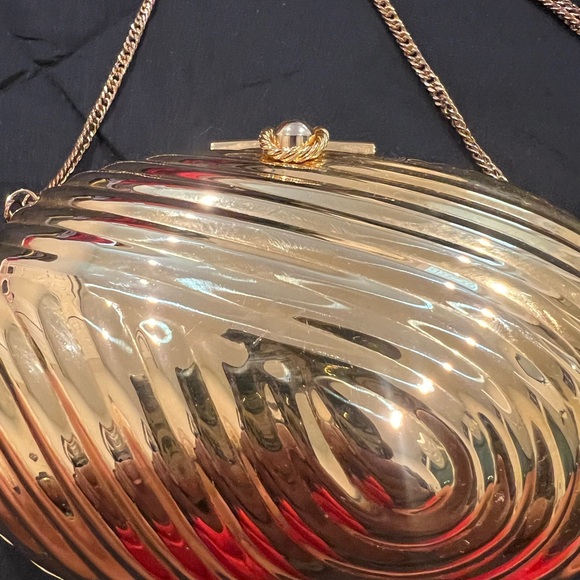Shimmering Vintage-  Shell Clutch with Chain Strap - Picture 15 of 16